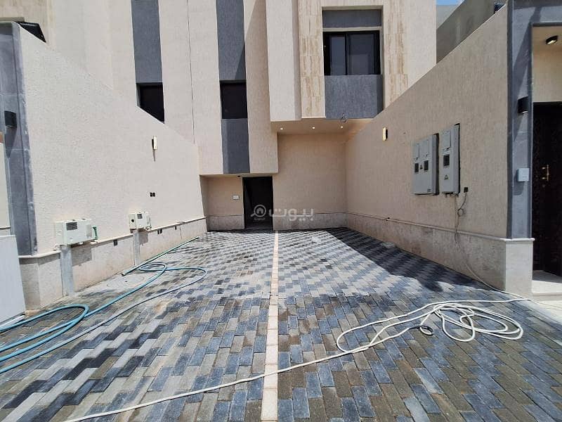 Upper floor For sale in Al Maizilah, East Riyadh