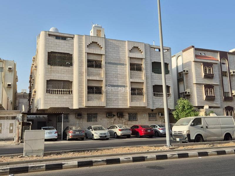 Clean building for sale in Safa neighborhood in Jeddah on 30th street, north side