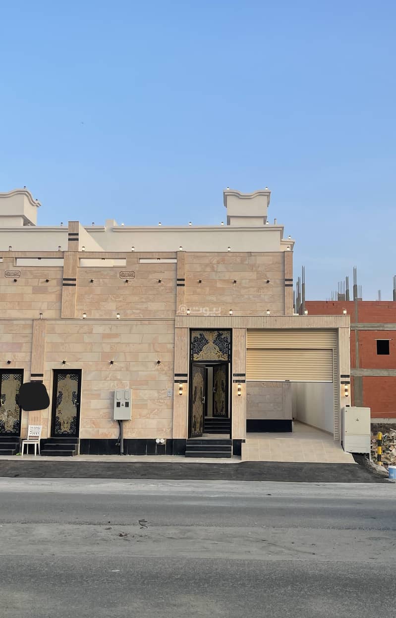 للبيع دور وملحق في جدة حي الرياض