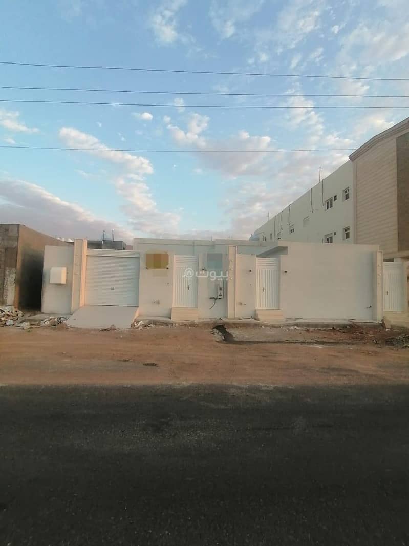 Floor with the possibility of establishing 2 apartments in Al Yasmin, Hail Floor with the possibility of establishing 2 apartments in Al Yasmin, Hail