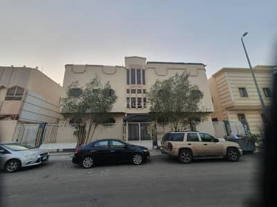 4 Bedroom Residential Building for Sale in Bir Uthman, Madina - Building for sale in Al-Madinah Al-Munawwarah, near Bir Othman next to Sultanah, inclusive