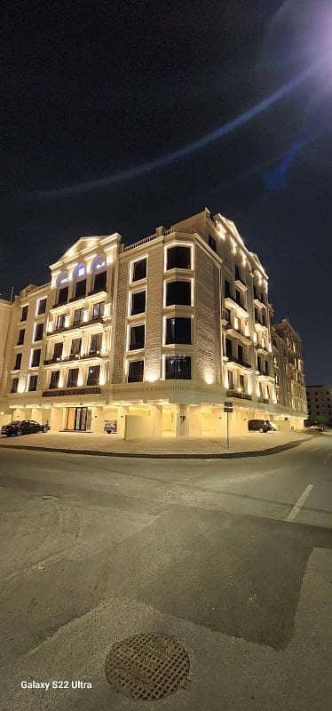 5 Bedroom Flat for Sale in North Jeddah, Jeddah - Super deluxe apartment close to Al Haramain Road and Prince Mohammed bin Abdulaziz Road (Tahlia)