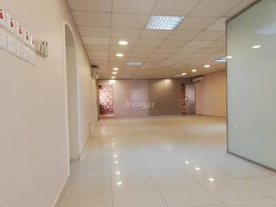 Office for Rent in North Riyadh, Riyadh - Commercial office for rent on Abu Bakr Al-Siddiq Al-Farai Street, Al-Musayyif District, Riyadh