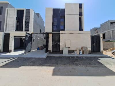 6 Bedroom Villa for Sale in East Riyadh, Riyadh - Internal staircase villa with apartment for sale in Al Qadisiyah, east of Riyadh