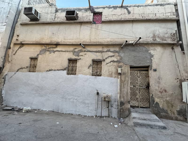 Traditional house consisting of 8 bedrooms for sale in Al Murqb, Riyadh