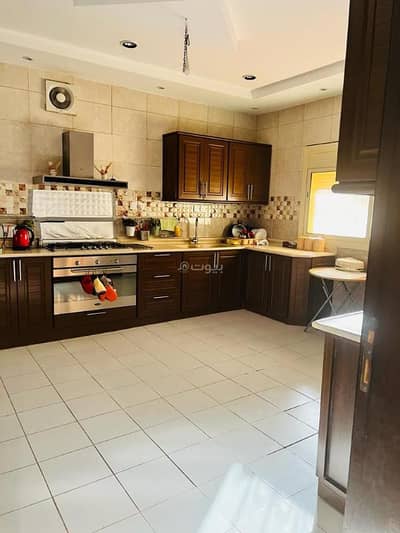 11 Bedroom Villa for Sale in North Jeddah, Jeddah - Villa for sale on two streets in Al Suwari neighborhood