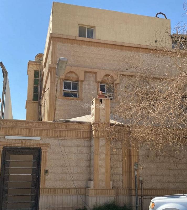 Villa and land for sale - the villa is 440 sqm and the land has visible features of 360 sqm in Naseem Al Sharqi, east of Riyadh.