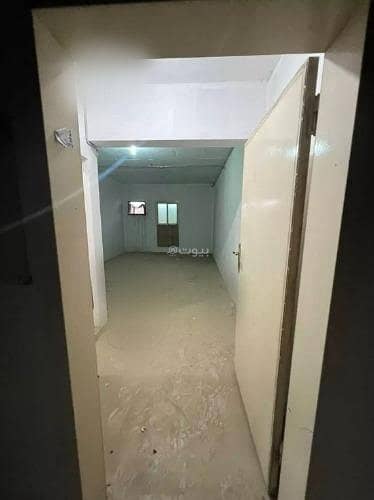 Office for Rent in East Riyadh, Riyadh - مكتب تجاري للإيجار في شارع أحمد الكاتب, حي السلي, مدينة الرياض