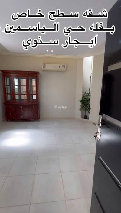 1 Bedroom Apartment for Rent in North Riyadh, Riyadh - Upper floor apartment in a villa with a large bedroom, bathroom with shower and sink, laundry area, spacious living room, split air conditioning, and a fitted kitchen. It has a shared entrance with a rented rooftop apartment for a family, and the owner is present in the villa. There is no parking available.