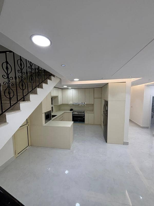 For rent, a two-story renovated apartment with an area of 190 square meters, consisting of a majlis, a bathroom, a living room, a bathroom, a fitted kitchen with installed AC and a maid's room. The second floor has a master bedroom with a bathroom, a bedroom with a bathroom, and a bedroom with a bathroom. The price is negotiable.