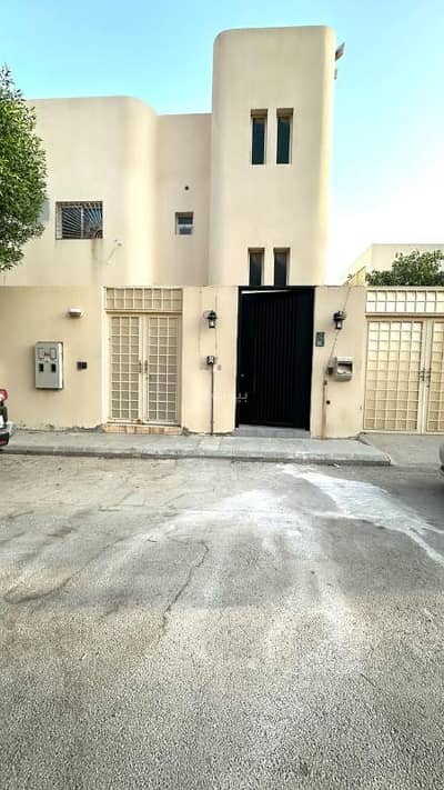 6 Bedroom Floor for Rent in North Riyadh, Riyadh - Top floor with roof