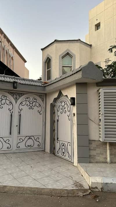 5 Bedroom Villa for Sale in North Jeddah, Jeddah - Villa for sale in Nahda, Jeddah rented for a period of three years, annual rent 160,000 one hundred and sixty thousand riyals