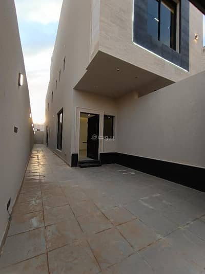 5 Bedroom Floor for Sale in East Riyadh, Riyadh - Floor for sale in  Al Qadisiyah, East Riyadh