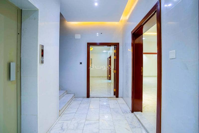 Very luxurious apartment with 5 front rooms, first floor, in Al-Taysir neighborhood