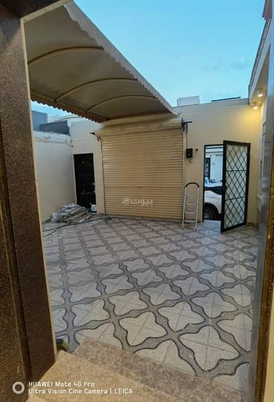 7 Bedroom Villa for Sale in East Riyadh, Riyadh - Villa for sale in Al Ramal Al Zahabi, excellent location and surrounded by services