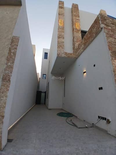 5 Bedroom Floor for Sale in East Riyadh, Riyadh - Upper townhouse for sale in Al Ramal neighborhood, Tinal plan, excellent location in the middle of services