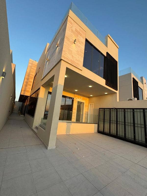 Villa for sale in Al Bahirah neighborhood, prime location, modern finishing, large area, located in front of the Bahirah promenade, surrounded by all services, directly overlooking the lake