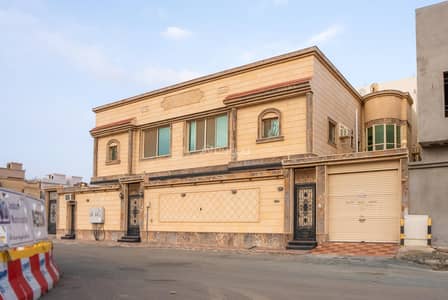 7 Bedroom Villa for Sale in North Jeddah, Jeddah - Villa consisting of two floors with a separate entrance and three back apartments with a separate entrance with one deed for sale in Al Falah, 1 Jeddah.