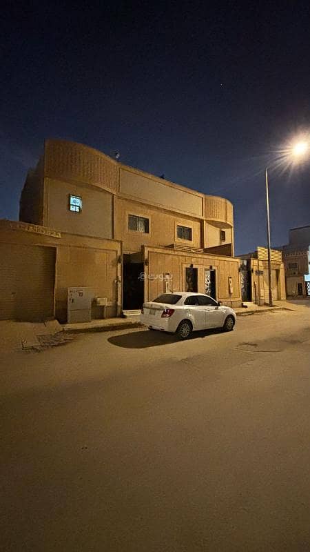 Three-storey villa with indoor staircase for sale in Al Munsiyah neighborhood