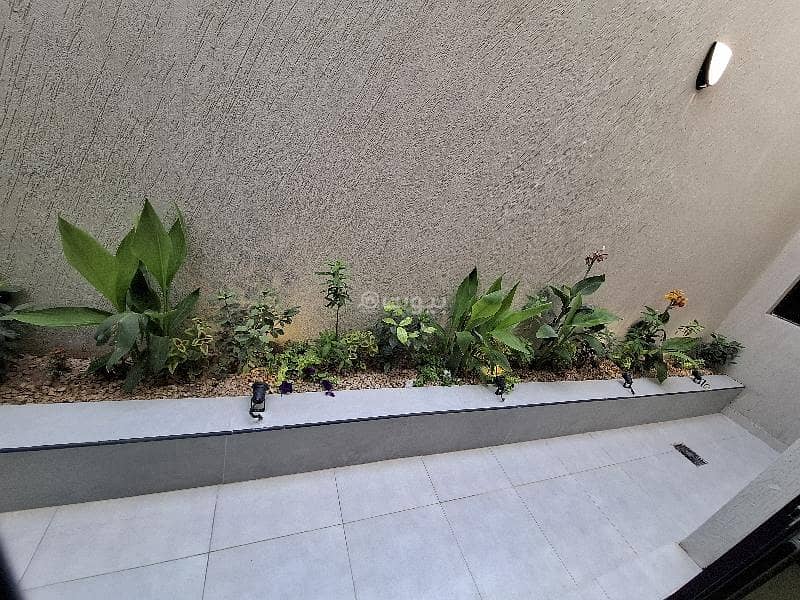 Floor in East Riyadh，Al Janadriyah 4 bedrooms 1250000 SAR - 87642786