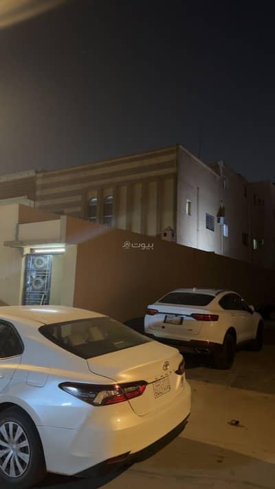 11 Bedroom Villa for Sale in East Riyadh, Riyadh - Villa for sale in Al Nahda district for investment divided into 5 apartments