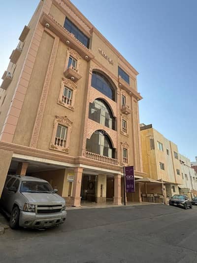 7 Bedroom Floor for Sale in North Jeddah, Jeddah - Full floor roof villa for sale in Rawdah neighborhood