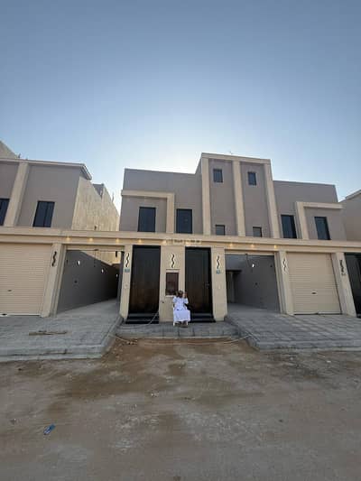 4 Bedroom Floor for Sale in South Riyadh, Riyadh - دور للبيع في حي بدر ،الرياض