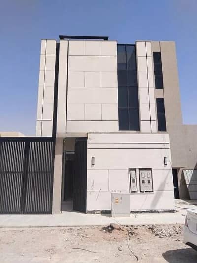 5 Bedroom Floor for Sale in East Riyadh, Riyadh - Villa for sale in Al Janadriyah, East Riyadh