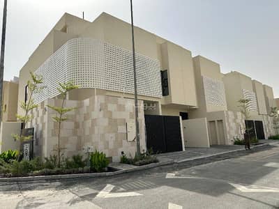 دور 3 غرف نوم للبيع في شمال الرياض، الرياض - تاون هاوس - بنتهاوس للبيع في حي الورود.