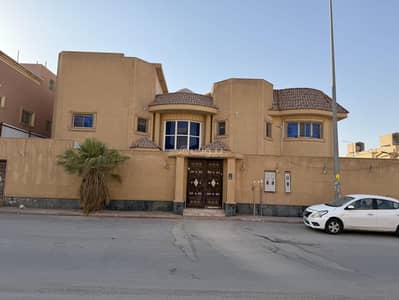 فیلا 6 غرف نوم للبيع في شرق الرياض، الرياض - فيلا درج داخلي وشقتين للبيع