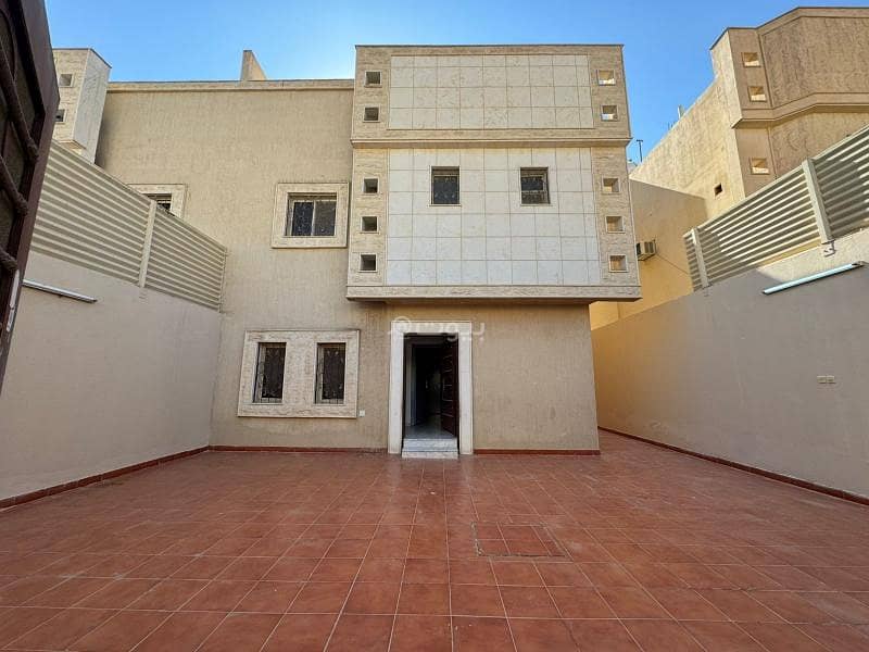 For sale, a 250 sqm villa with an indoor staircase in Casablanca.