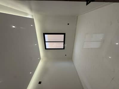 5 Bedroom Villa for Sale in East Riyadh, Riyadh - For sale, a villa with an internal staircase and an internal apartment in Al Ramal neighborhood, 281 square meters, modern design