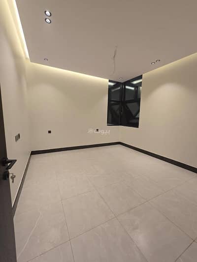 4 Bedroom Apartment for Sale in North Jeddah, Jeddah - For sale, a 4-bedroom apartment with 3 bathrooms, a kitchen, and a large front living room with two entrances