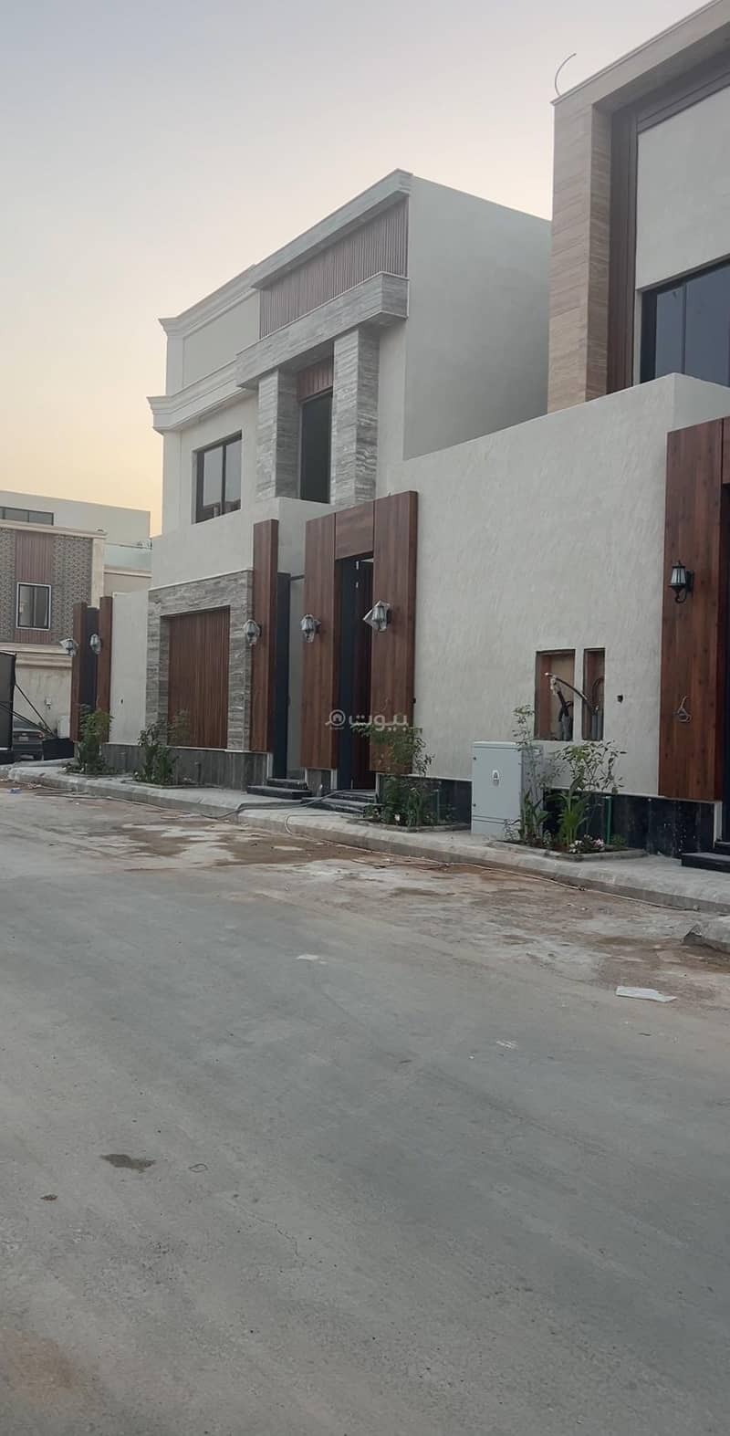 Corner villa with internal stairs and an apartment for sale
