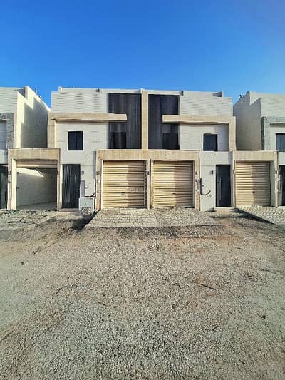 فیلا 5 غرف نوم للبيع في جنوب الرياض، الرياض - تاون هاوس ثلاث ادوار مساحة 300 متر خمس غرف نوم وسطح السعر 820 الف فقط