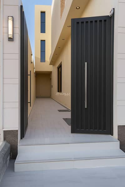 7 Bedroom Floor for Sale in East Riyadh, Riyadh - Floor in East Riyadh，Al Janadriyah 7 bedrooms 690000 SAR - 87685121