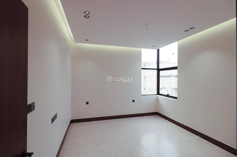 For sale: an apartment with 4 rooms, 3 bathrooms, a kitchen, and a large front hall with two entrances.