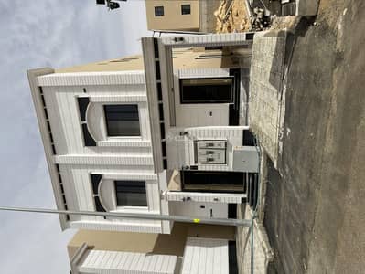 دور 4 غرف نوم للبيع في شرق الرياض، الرياض - ادوار للبيع حي الجنادريه