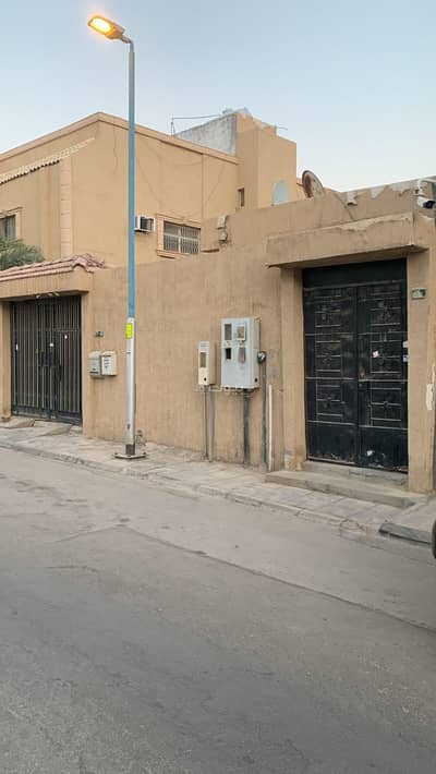 فیلا 10 غرف نوم للايجار في وسط الرياض، الرياض - للإيجار فيلا مع ارض ملاصقه او الاستثمار