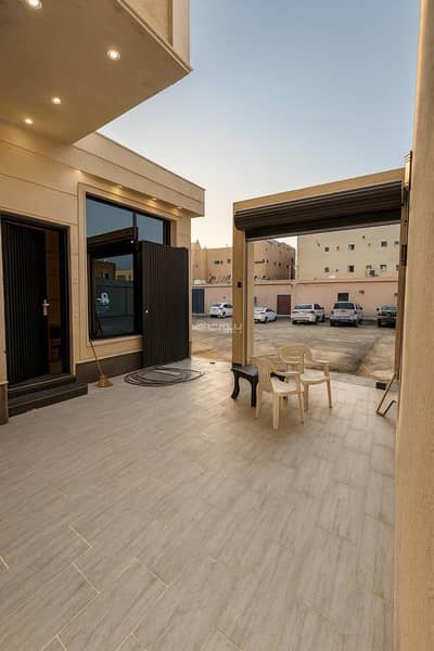 دور 6 غرف نوم للبيع في شرق الرياض، الرياض - دور للبيع في السعادة، شرق الرياض