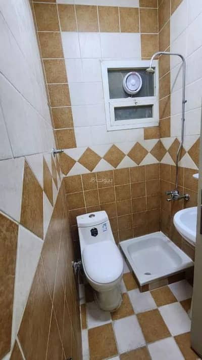 2 Bedroom Apartment for Rent in East Riyadh, Riyadh - Two bedrooms, a living room, and 2 bathrooms, fully renovated kitchen with installed split air conditioning. Rent is 45,000, negotiable. Water is 500 annually, electricity on the meter. Allowed in 3 installments. Insurance is 500. For contact: 0565036969.
