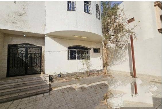 For sale: a villa in Wali Al-Ahd neighborhood near Al-Leith Road and the Fourth Ring Road.