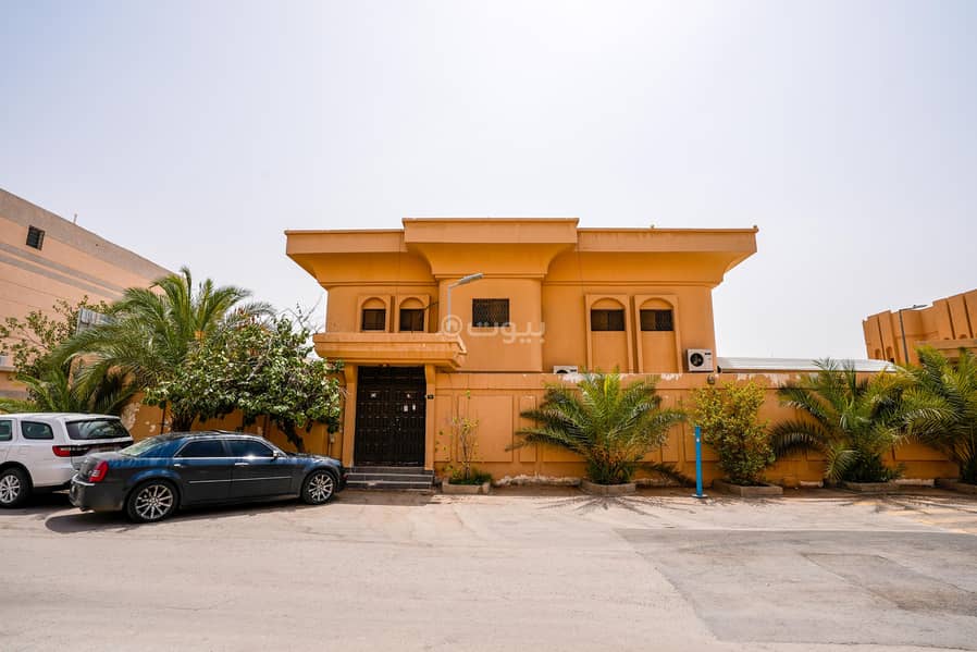 للبيع فيلا مميزة على ثلاث شوارع في العريجاء، الرياض
