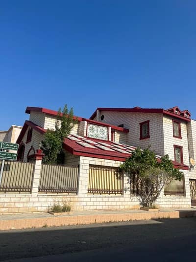 10 Bedroom Villa for Sale in North Jeddah, Jeddah - A house near the sea located between the lively areas of Abhar and Al-Hamra.
