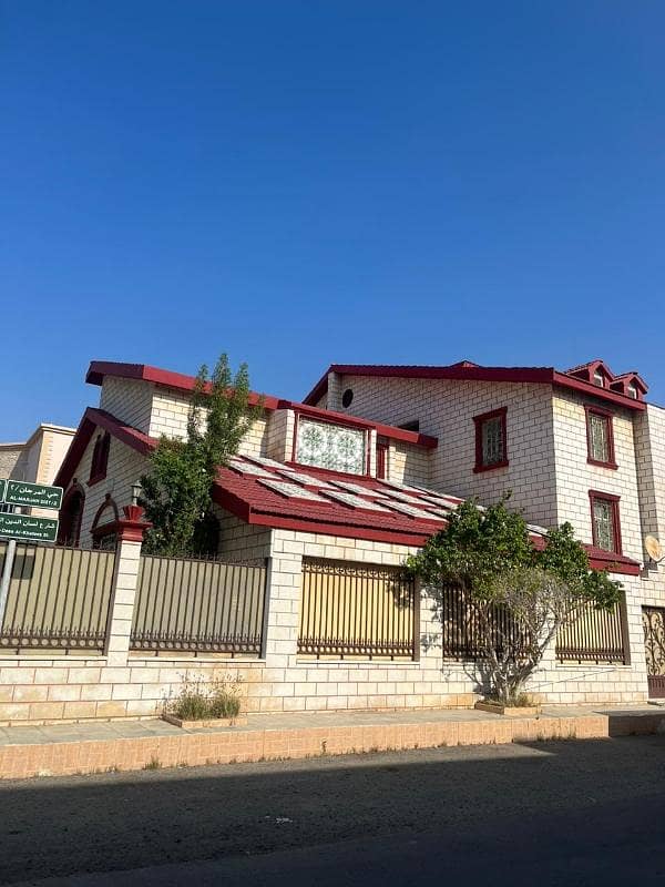 A house near the sea located between the lively areas of Abhar and Al-Hamra.