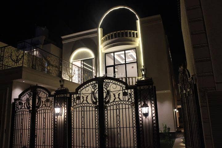 For sale: a luxurious villa with a hall and an apartment.