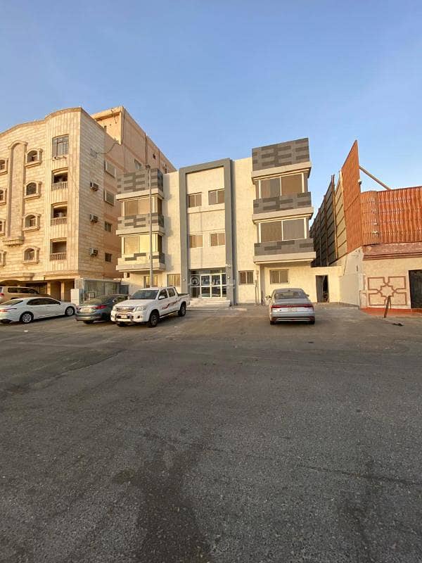 Apartment for rent in Al Safa neighborhood consisting of 4 rooms, a kitchen, and 3 bathrooms.