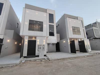 3 Bedroom Floor for Sale in East Riyadh, Riyadh - An upper floor for sale in the Al-Rimal neighborhood, close to all services.