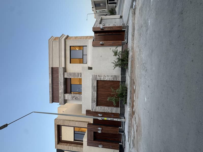 For sale, a corner villa with an internal staircase and an apartment in a prime location close to all amenities.