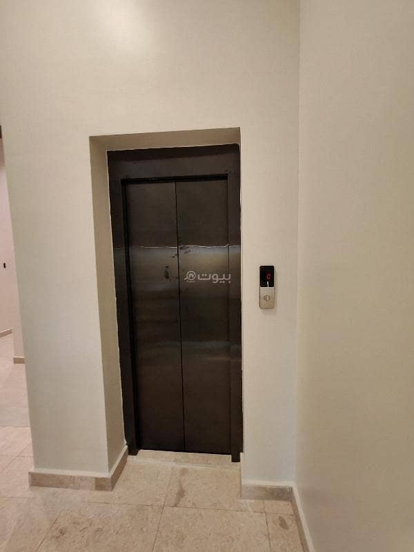 First floor for sale in Al Janadriyah neighborhood, excellent location near all services and main roads.